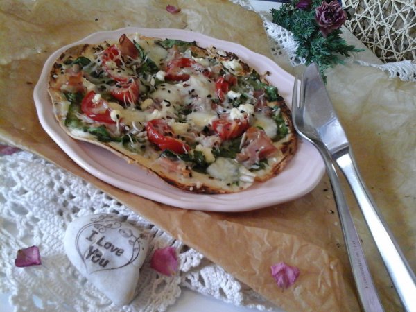 Spenótos-fekete erdei sonkás gyors pizza10