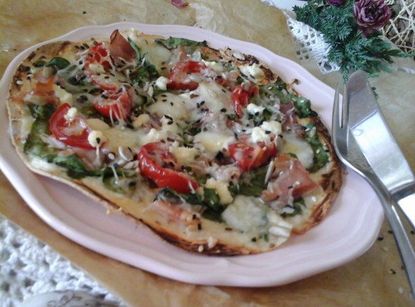 Spenótos-fekete erdei sonkás gyors pizza19