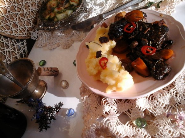 Sült vörösboros sertésragu-burgonyapürével és uborkasalátával15