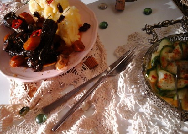 Sült vörösboros sertésragu-burgonyapürével és uborkasalátával17