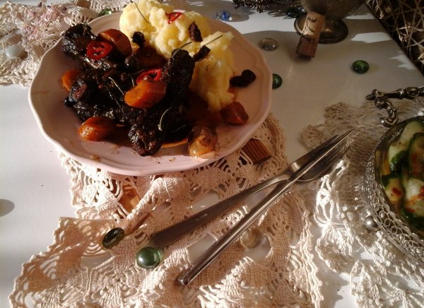 Sült vörösboros sertésragu-burgonyapürével és uborkasalátával18