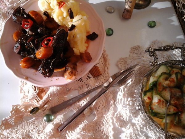 Sült vörösboros sertésragu-burgonyapürével és uborkasalátával2