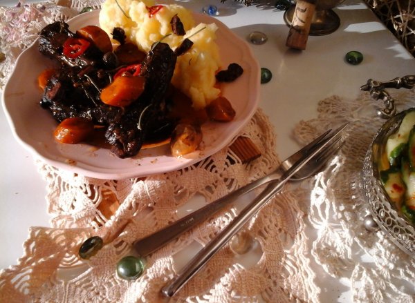 Sült vörösboros sertésragu-burgonyapürével és uborkasalátával6