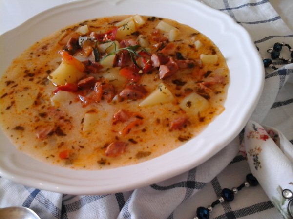 Tárkonyos-tejszínes burgonyaleves-pirított kolbász karikákkal és lime-mal10