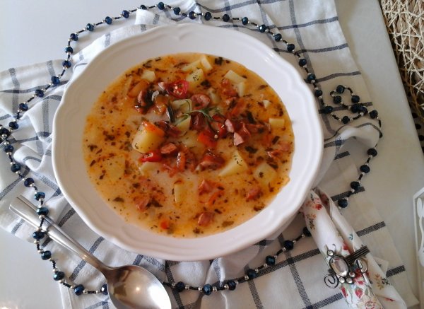 Tárkonyos-tejszínes burgonyaleves-pirított kolbász karikákkal és lime-mal3