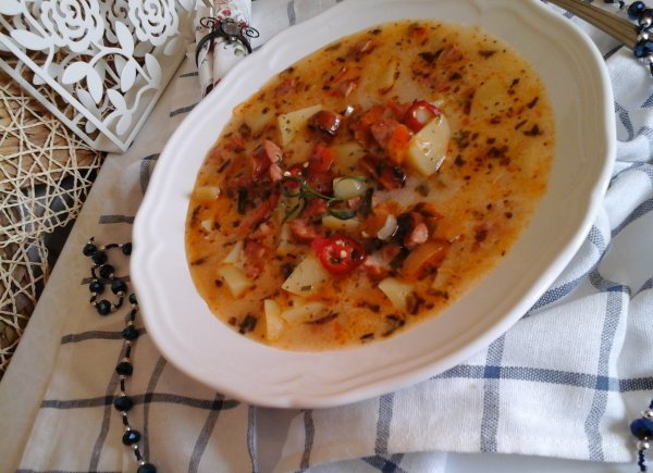 Tárkonyos-tejszínes burgonyaleves-pirított kolbász karikákkal és lime-mal4