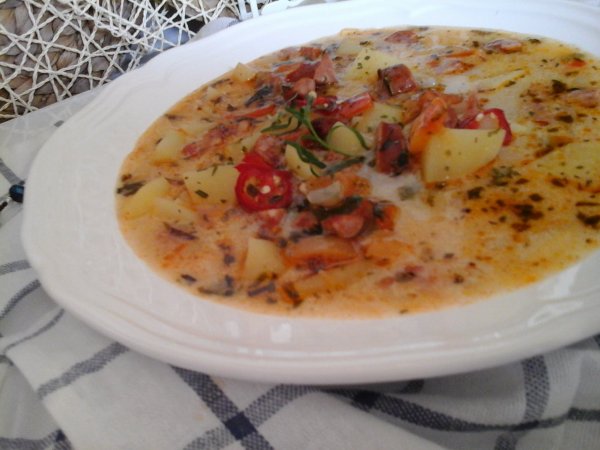 Tárkonyos-tejszínes burgonyaleves-pirított kolbász karikákkal és lime-mal5