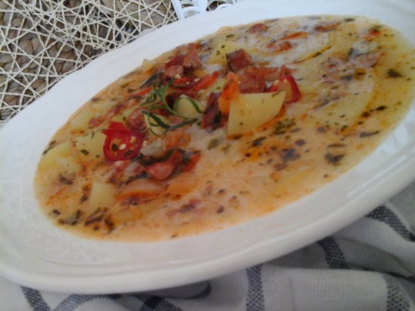 Tárkonyos-tejszínes burgonyaleves-pirított kolbász karikákkal és lime-mal6