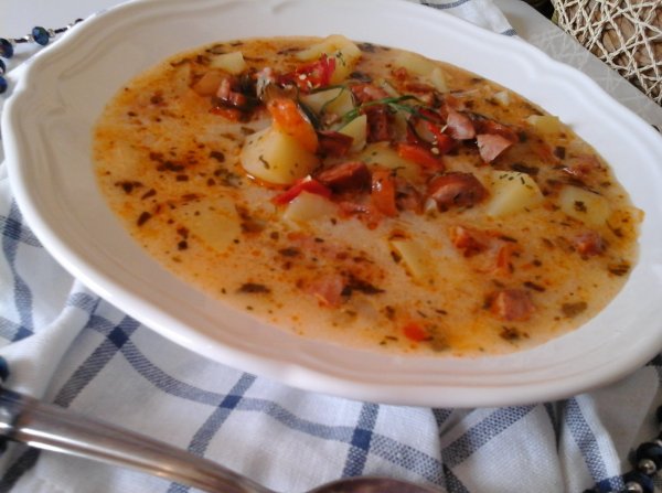 Tárkonyos-tejszínes burgonyaleves-pirított kolbász karikákkal és lime-mal7