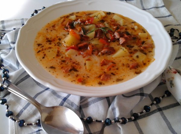 Tárkonyos-tejszínes burgonyaleves-pirított kolbász karikákkal és lime-mal8