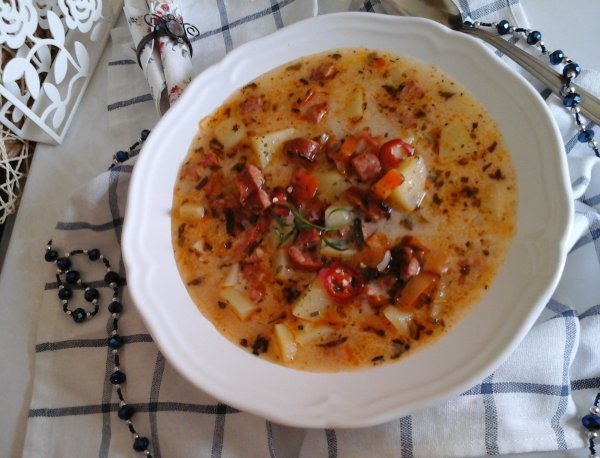 Tárkonyos-tejszínes burgonyaleves-pirított kolbász karikákkal és lime-mal9