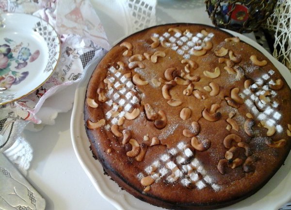 Banános torta kesudióval és vaníliás öntettel