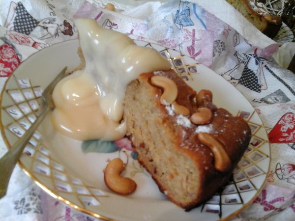 Banános torta kesudióval és vaníliás öntettel9