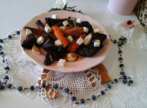 Fűszeres sült zöldség-feta sajttal és sült fokhagymával3