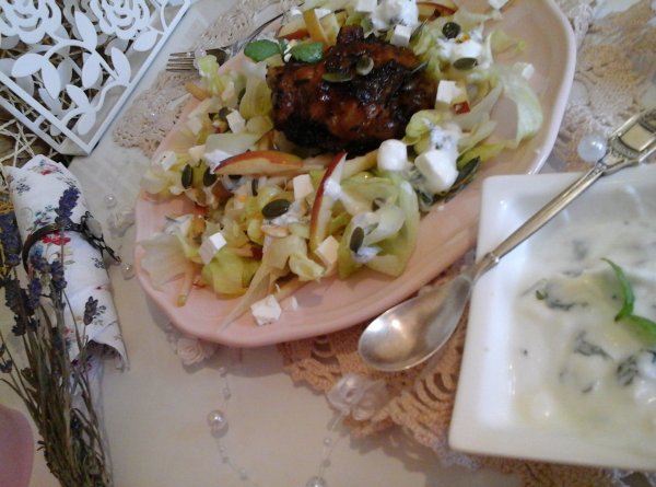 Kókuszolajban sült BBQ csirke-mentás joghurtos salátával-pirított tökmaggal10