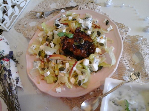 Kókuszolajban sült BBQ csirke-mentás joghurtos salátával-pirított tökmaggal13