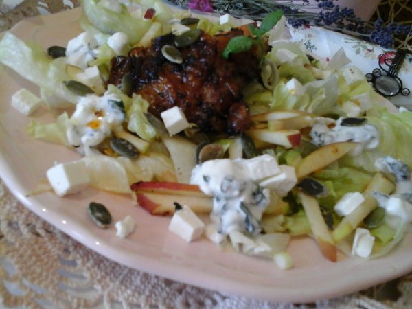 Kókuszolajban sült BBQ csirke-mentás joghurtos salátával-pirított tökmaggal15