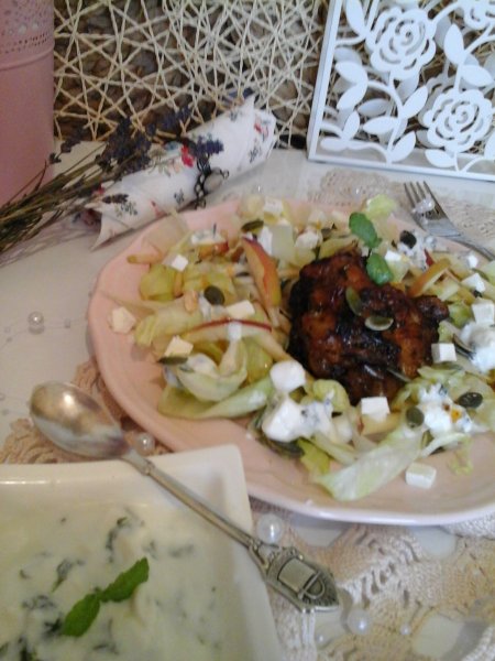 Kókuszolajban sült BBQ csirke-mentás joghurtos salátával-pirított tökmaggal7