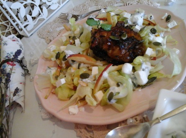 Kókuszolajban sült BBQ csirke-mentás joghurtos salátával-pirított tökmaggal9