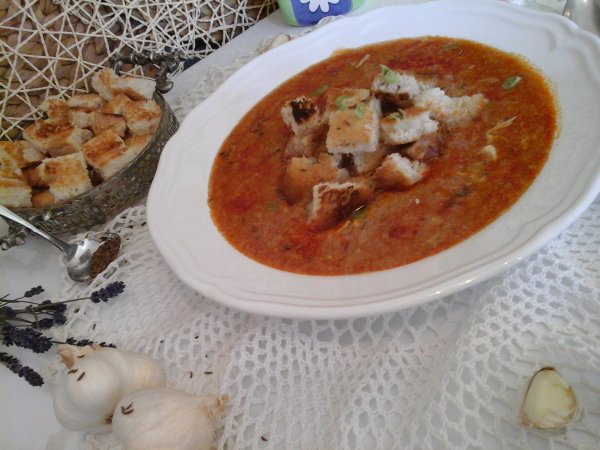 Nagyi köménymaglevese csurgatott tojással és pirított zsemlekockával2