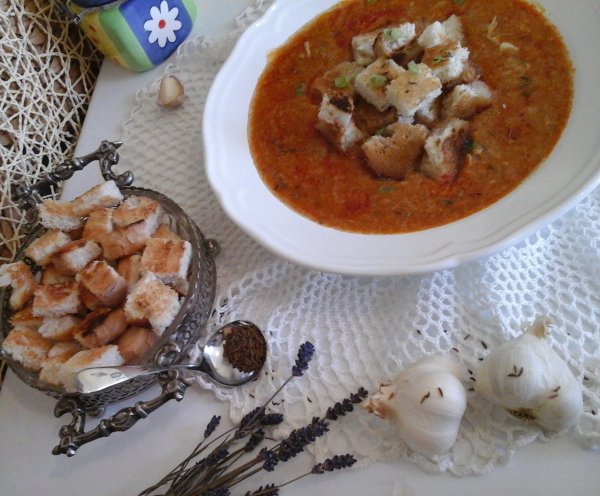 Nagyi köménymaglevese csurgatott tojással és pirított zsemlekockával5