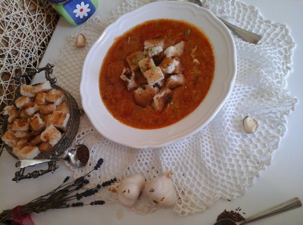 Nagyi köménymaglevese csurgatott tojással és pirított zsemlekockával6