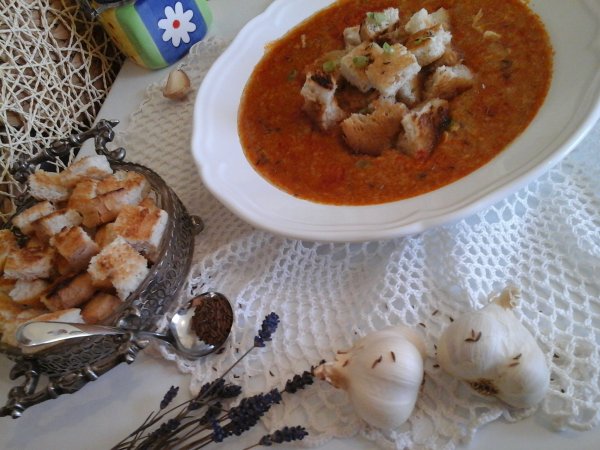 Nagyi köménymaglevese csurgatott tojással és pirított zsemlekockával7