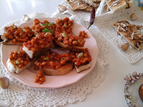 Paradicsomos babos szendvics-joghurtos csicseriborsó lepénykenyérrel vagy pirítóssal1