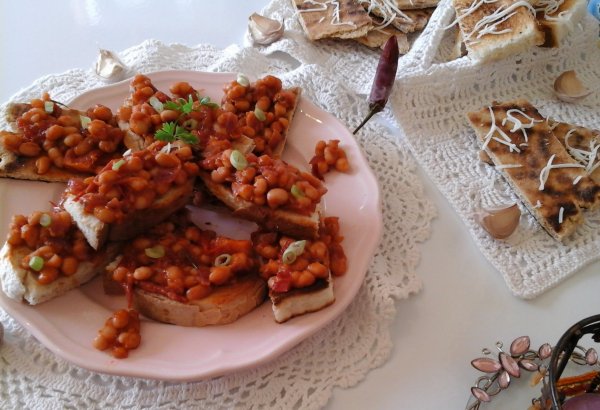 Paradicsomos babos szendvics-joghurtos csicseriborsó lepénykenyérrel vagy pirítóssal2