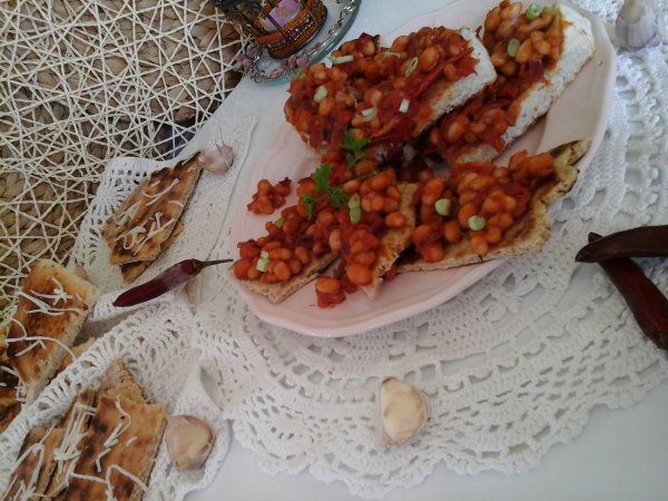 Paradicsomos babos szendvics-joghurtos csicseriborsó lepénykenyérrel vagy pirítóssal4