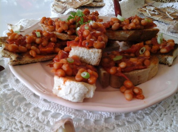 Paradicsomos babos szendvics-joghurtos csicseriborsó lepénykenyérrel vagy pirítóssal8