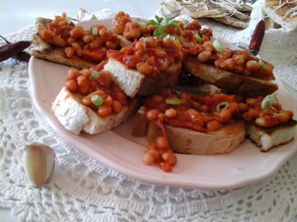 Paradicsomos babos szendvics-joghurtos csicseriborsó lepénykenyérrel vagy pirítóssal9