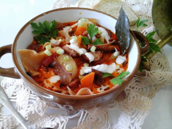 Pikáns joghurtos kolbászos lebbencsleves1