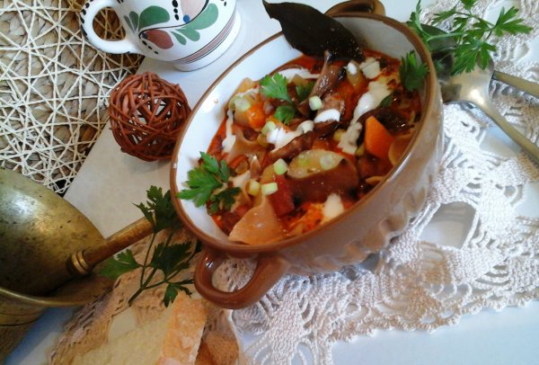 Pikáns joghurtos kolbászos lebbencsleves4