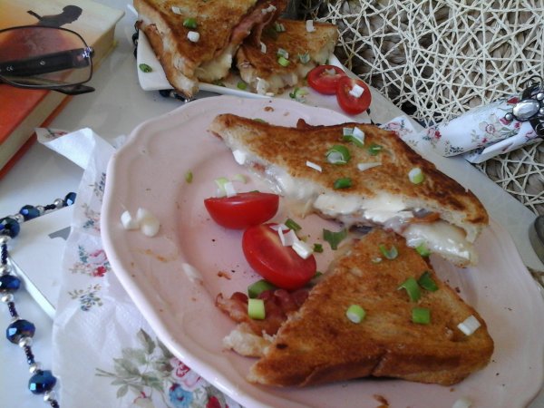 Pirított baconös sült szendvics-Brie sajttal