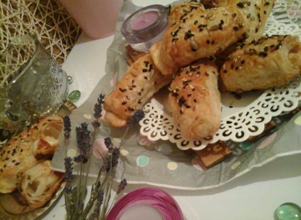 Sajttal, pikáns grillkolbásszal töltött falatkák11