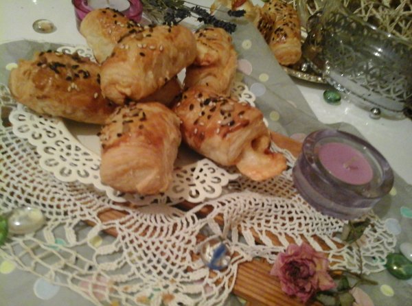 Sajttal, pikáns grillkolbásszal töltött falatkák14