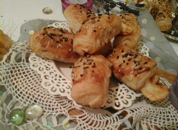 Sajttal, pikáns grillkolbásszal töltött falatkák15