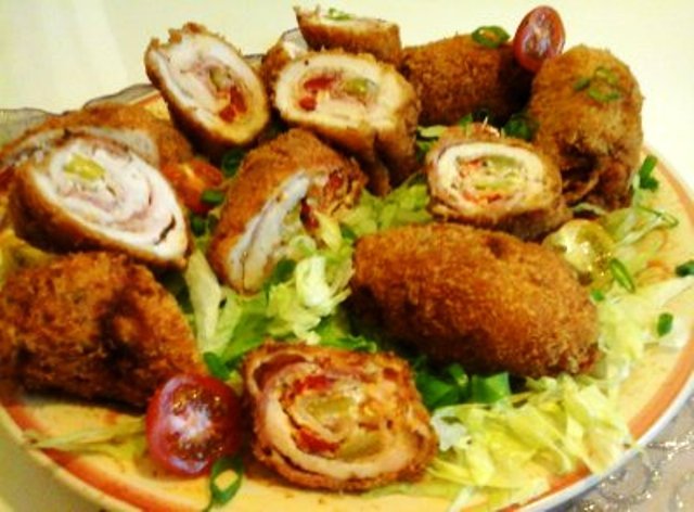 Pikáns baconos csirkemell-fetával töltött paprikával és salátával1