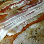 Pikáns baconos csirkemell-fetával töltött paprikával és salátával2