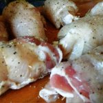 Pikáns baconos csirkemell-fetával töltött paprikával és salátával4