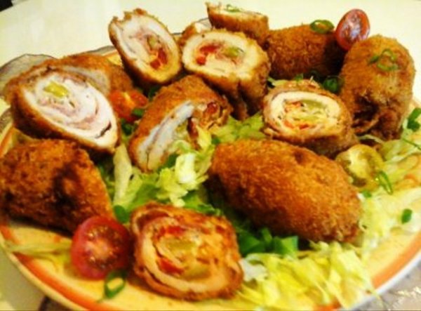 Pikáns baconos csirkemell-fetával töltött paprikával és salátával5