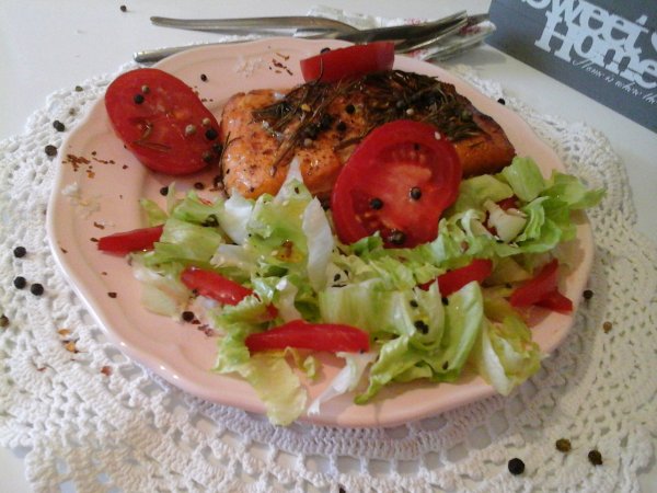 Rozmaringos pikáns sült lazac-paradicsomos-jégsalátával1