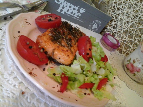 Rozmaringos pikáns sült lazac-paradicsomos-jégsalátával10