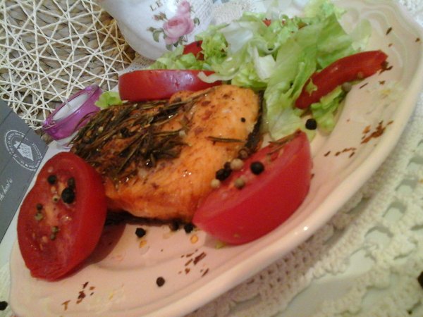 Rozmaringos pikáns sült lazac-paradicsomos-jégsalátával5