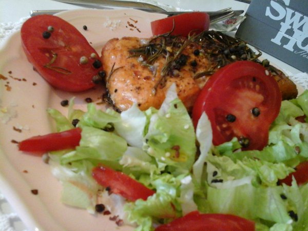 Rozmaringos pikáns sült lazac-paradicsomos-jégsalátával6