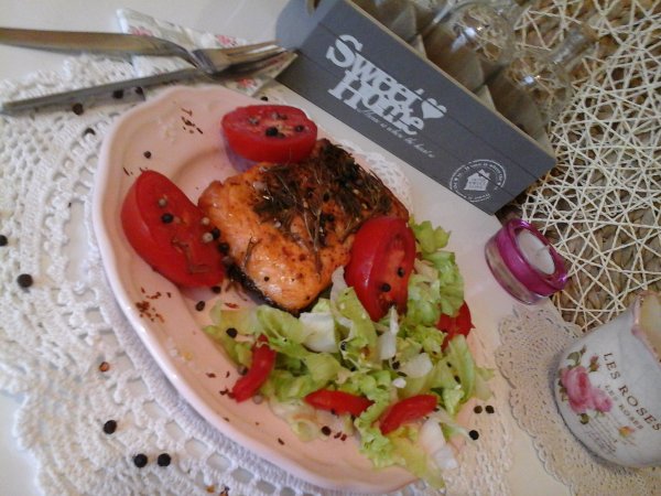 Rozmaringos pikáns sült lazac-paradicsomos-jégsalátával7