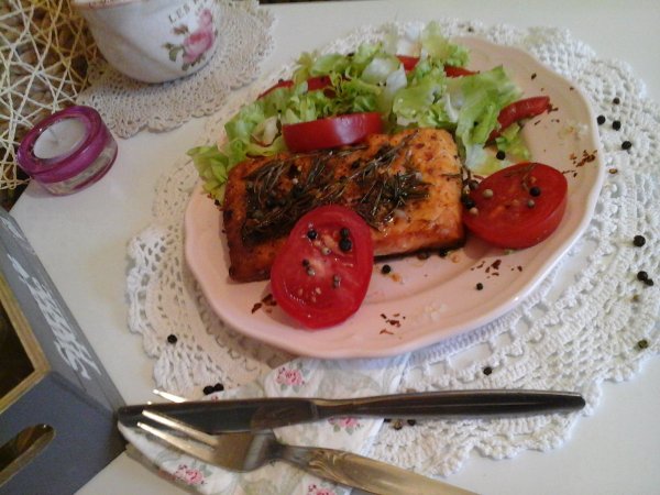 Rozmaringos pikáns sült lazac-paradicsomos-jégsalátával8