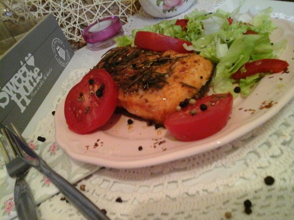 Rozmaringos pikáns sült lazac-paradicsomos-jégsalátával9