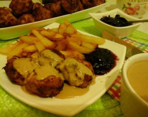 Svéd húsgolyók vörös áfonyadzsemmel és barna mártással